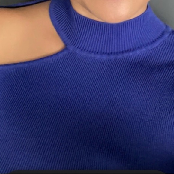 DYNAMITE Cut-out Mockneck - Picture 2 of 4